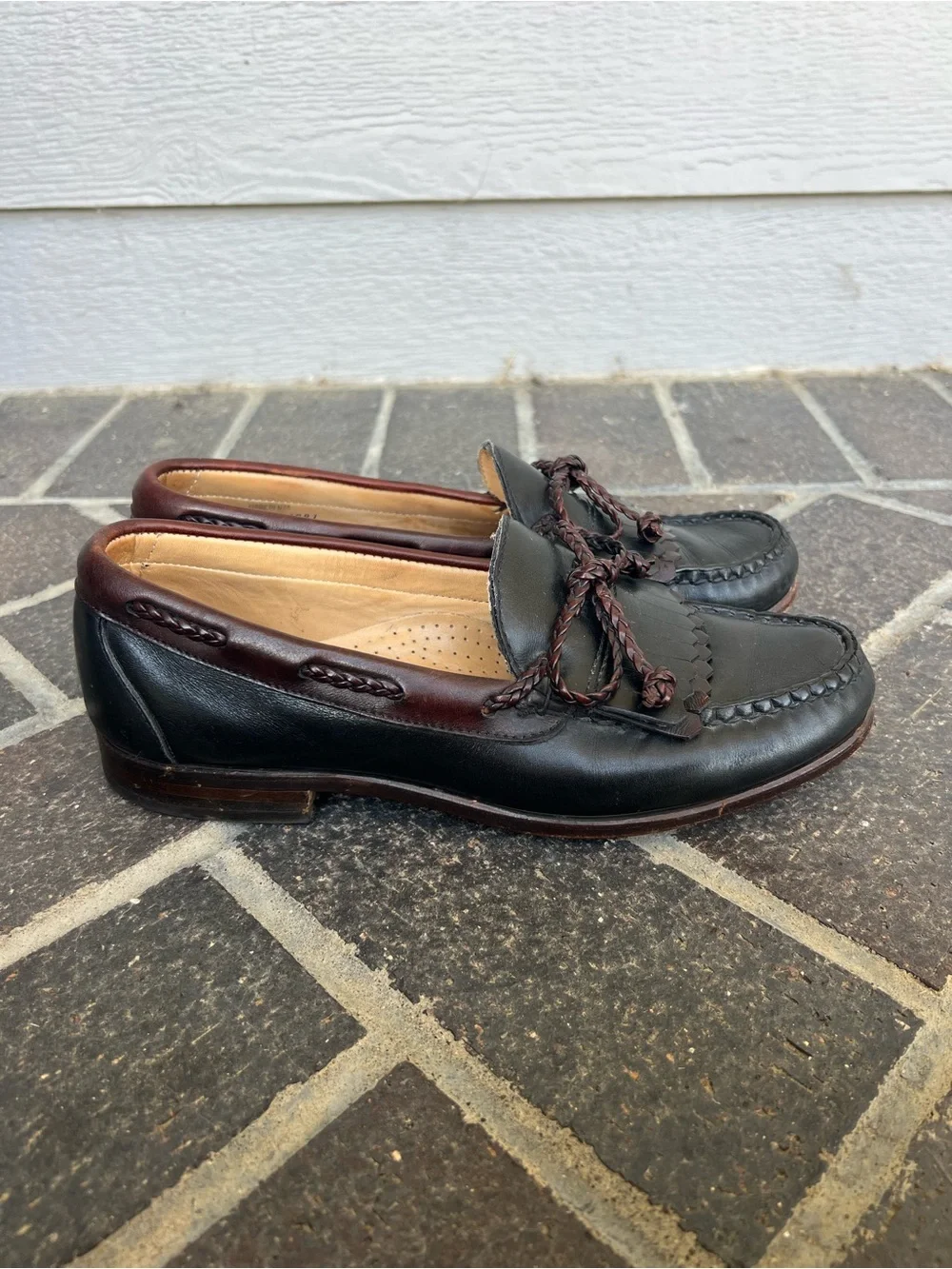EUC Men’s 8.5 Allen Edmonds Woodstock Black and Brown Leather Kiltie Loafers